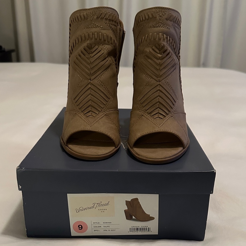 Universal Thread Women's Brown Heeled open toed Booties